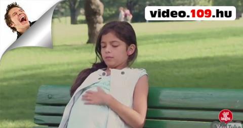 Vicces rejtett kamerás videók Terhes kislány